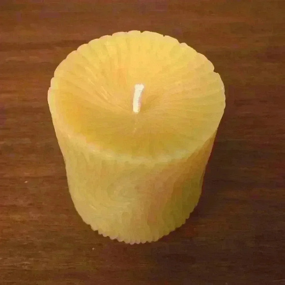 100% Beeswax  Swirl Pillar Candle - Picture 9 of 10